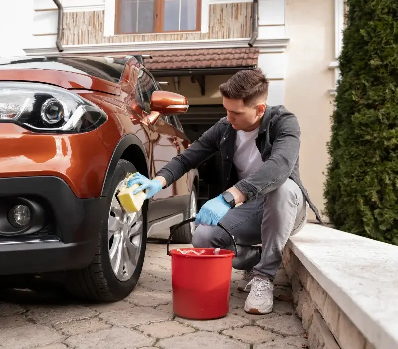 Lavage auto à domicile Normanville : professionnel intervenant sur un véhicule